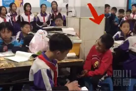 家境艰苦男孩被重点中学录取喜极而泣：妈妈去世爸爸重伤，每天还需照顾妹妹图片