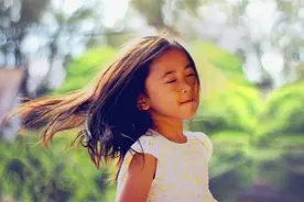 别以为小孩不在意美丑，对于青春期小孩，家长要重视"身体意象"图片