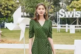 波点裙怎么穿更加时髦？教你这些颜色的波点裙穿搭，优雅显气质图片