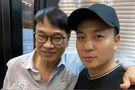 67岁吴孟达与释小龙同框，满脸皱纹头发花白，网友：达叔老了图片