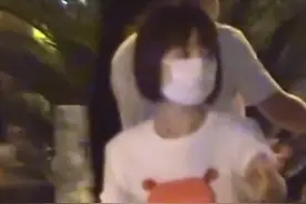 鲁豫又瘦成皮包骨，手臂似枯枝，逛街男助理贴身跟随，衣服仅百元图片