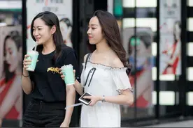 街拍：闺蜜比美，身材傲人，身姿婀娜，妩媚性感，不小心被撩到了图片