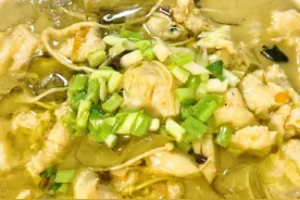 教你做能喝汤的酸菜鱼，汤鲜肉嫩，酸辣爽口，比饭店好吃，零失误图片