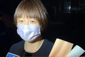幸福！曼昱与家人机场团聚，回家前有个小插曲，陈梦见爸妈需等待图片