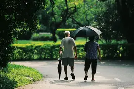 64岁阿姨确诊新冠，在她的流调图上，我看到两个日渐佝偻的背影图片