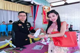 泰国征兵：抽中黑签免服兵役，现场几家欢乐几家愁图片