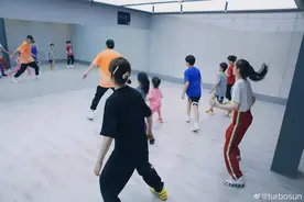 孙俪带俩娃和妹妹组团跳舞，小花扎马步超霸气，妹妹脚丫大过姐姐图片