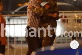 06年吴京酒驾双手被拷住，怒道“我就开了五米，我司机都叫了”图片