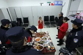 大年三十清河站公安执勤室里的“团圆饭”图片