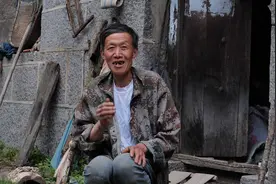70岁男子隐居大山20年，视力1.3体力堪比年轻人：健康长寿很简单图片