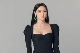 李多喜可真奔放，穿赫本风小黑裙勒出凹凸曲线，半露酥胸真撩人图片