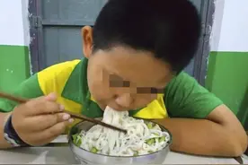 6岁儿子吃光妈妈碗里的肉，反怨妈妈偷吃，老板：提前预定养老院图片