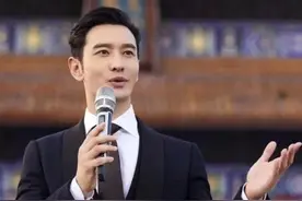 黄晓明一秃老30岁，为拍戏暴瘦25斤，秃头造型好吓人图片