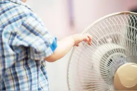 天气越来越热，宝宝吹风扇好还是吹空调好？听听儿科医生怎么说图片