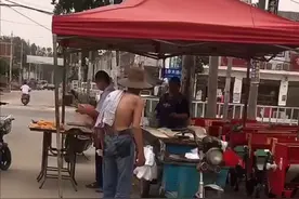 贫苦老爷爷独自住窝棚，家具破烂，吃不起油条，小伙举动惹人泪目图片