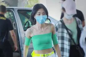 Yamy开启盛夏模式，绿色抹胸秀香肩细腰，网友：看着就很凉快图片