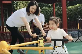 董璇晒照为女儿庆生 小酒窝古灵精怪可爱满分图片
