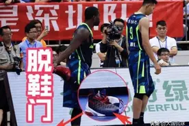 易建联终于给出回应，当初脱掉李宁换耐克鞋，拒绝比赛的原因在这图片