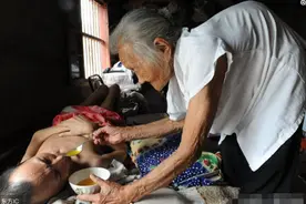 孩子有妈和没妈的区别有多大，10张图对比，没妈的孩子像根草图片