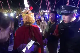 景德镇一景区里面，“孙悟空”拉着群众合影还强买强卖被警察抓了图片