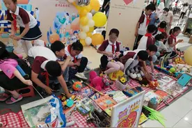 小学生们爱心义卖！“中南美好集市”今日火热开集，明后天可以继续逛集图片