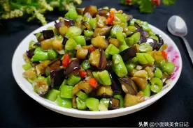 茄子炒豆角这样做，比炒肉还好吃，做法简单味道棒，经济实惠图片