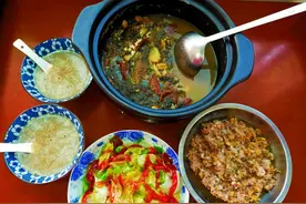 广东人的午餐，两个菜一锅祛湿汤，非常清淡都是蒸跟白灼图片