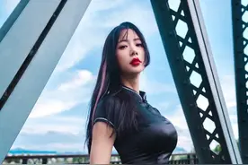 “亚洲第一美”克拉拉，一袭短旗袍穿出尤物身材，凹凸曲线藏不住图片