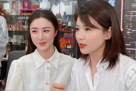 刘涛好心机，白衬衫故意少系扣，差点就要被撑开，对比薇娅太有料图片