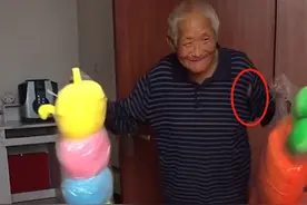 河北一爷爷为满足孩子愿望，捡垃圾换玩具给孙子孙女，网友被暖哭图片