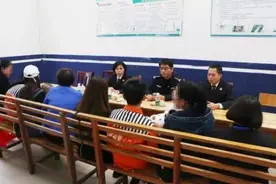 16岁“小爸爸”牢中与孩子团聚，见面后的一番话，让在场的人泪目图片
