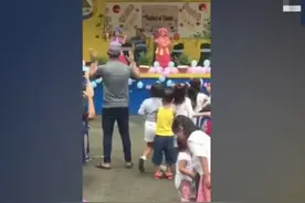 父女俩在幼儿园“斗舞”，老爸的舞蹈动作逗乐其他家长图片