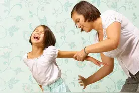 妈妈因为自己情绪激动打了孩子一巴掌后悔了，向孩子道歉有多难？图片