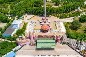 已经闭园的郑州世纪欢乐园又“活”了？家长翻越围栏私自入内，手推旋转木马遛娃图片