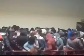 恐怖瞬间！大学护栏断裂7人坠亡【三分钟法治新闻全知道】图片