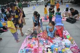 暑假怎么过？这群小朋友“抢占”广场摆地摊，卖玩具赚钱还能锻炼图片