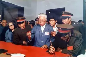 这张照片是1989年李德生陪同陈锡联看望自己的老部队吗？图片