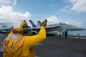 美英航母勾连战巡，矛头直指中国，敢跨过红线，后果就是有来无回图片