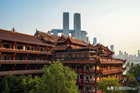 重庆最显眼的地标建筑，外地游客抢着参观，本地人却不喜欢图片