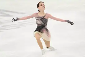 俄16岁花滑美少女完成惊人旋转跳！观众：仙女美到飞出场外图片