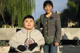 妈妈背着罕见病儿子一路读到清华博士，专家：目前尚无法治愈，基因疗法是未来方向图片