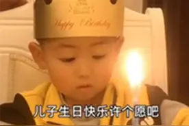 “最委屈的生日”，爸爸送儿子“假蛋糕”，儿子流泪许下生日愿望图片
