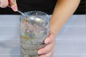 把猪肉装到矿泉水瓶子里，12小时后变成美味香肠，做法头一次见图片