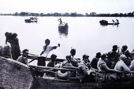 定格历史经典瞬间，苦苦追寻，渡江战役中著名的"背影小姑娘"图片