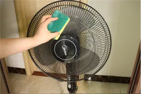只要一招就可以让电风扇的灰尘污垢自动往下掉？看完我忍不住笑了图片