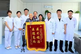 95岁老人摔倒急就医 骨科医生说：老人摔倒莫大意图片