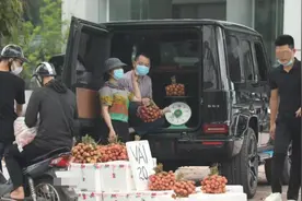 越南人真有钱！开着兰博基尼卖西瓜称不想赚钱只是喜欢卖东西图片