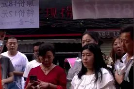 湖北大学生退学摆摊卖小吃，12元一份每天出摊2小时，轻松月赚6万图片