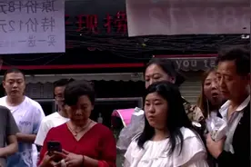湖北大学生退学摆摊卖小吃，12元一份每天出摊2小时，轻松月赚6万图片