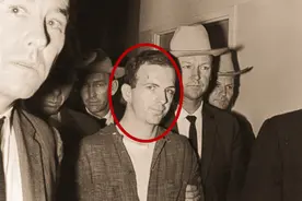 1963年肯尼迪遇刺现场：街道上被一枪爆头，妻子慌忙去捡头盖骨图片